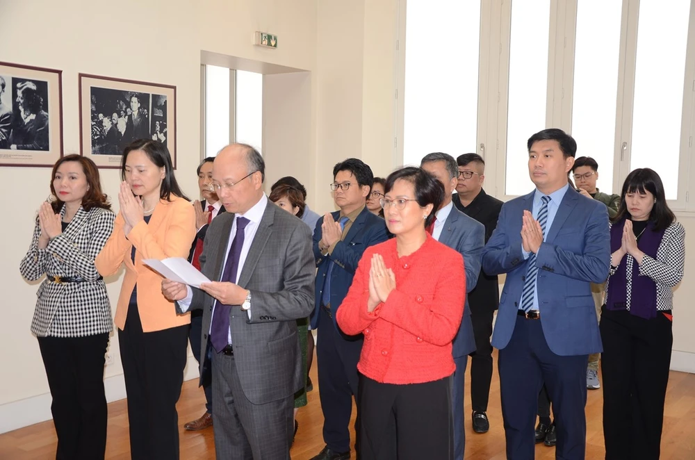 Đại sứ Đinh Toàn Thắng cùng đại diện các cơ quan đại diện Việt Nam tại Pháp dâng hương tưởng nhớ các Vua Hùng nhân ngày Giỗ Tổ. (Ảnh: Ngọc Hiệp/TTXVN)