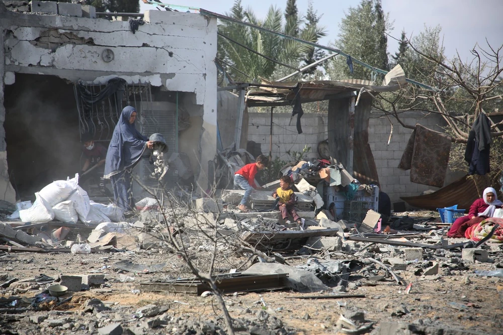 Cảnh đổ nát sau cuộc không kích của Israel xuống thành phố Rafah, Dải Gaza, ngày 15/4/2024. (Ảnh: THX/TTXVN)