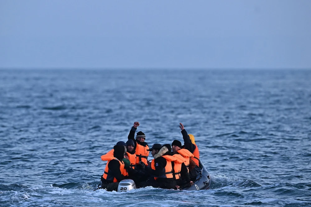 Người di cư vượt eo biển Manche từ Pháp vào Anh. (Ảnh: AFP/TTXVN)