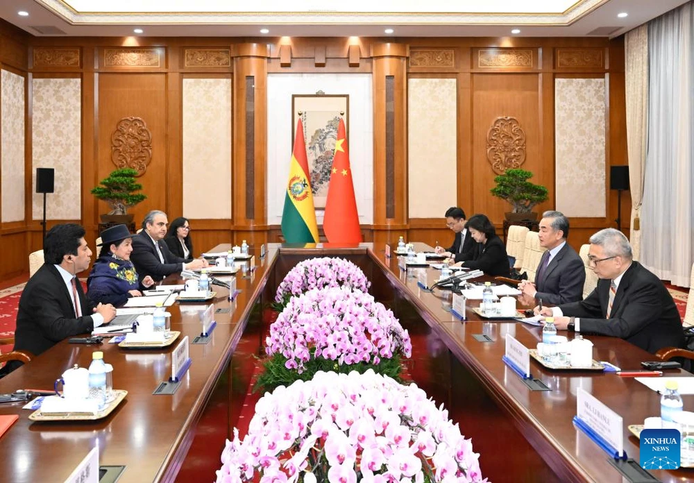 Ngoại trưởng Trung Quốc Vương Nghị hội đàm với người đồng cấp Bolivia Celinda Sosa Lunda tại Bắc Kinh, Trung Quốc, ngày 28/4/2024. (Nguồn: Xinhua) 