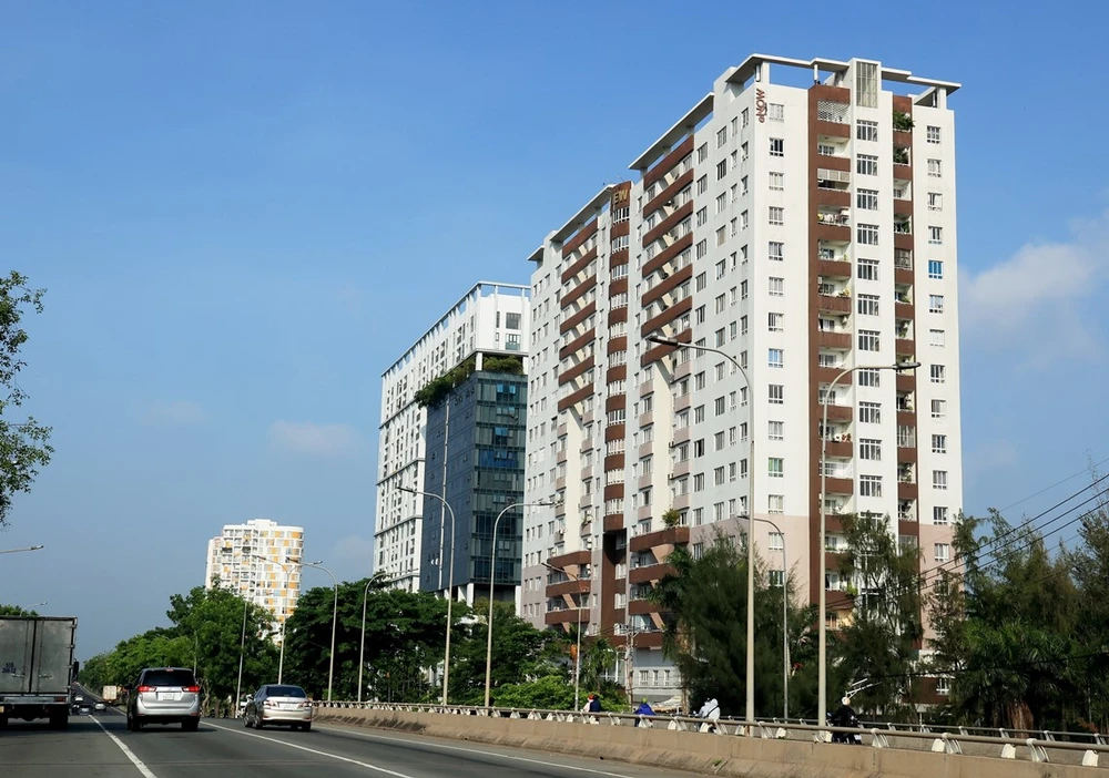 Khu chung cư trên đường Nguyễn Văn Linh, quận 7, Thành phố Hồ Chí Minh. (Ảnh: Hồng Đạt/TTXVN)