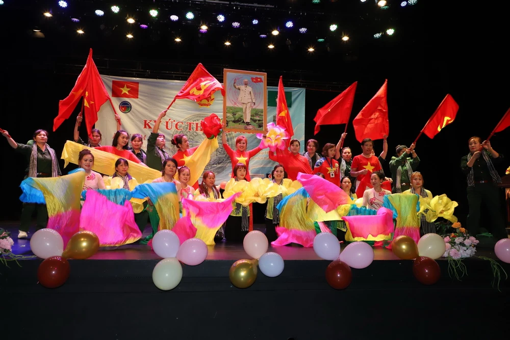 Tiết mục "Liên khúc giải phóng miền Nam" của nhóm múa Hiệp hội người Việt Nam tại nước ngoài ở Macau. (Ảnh: Mạc Luyện/TTXVN)
