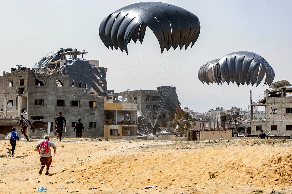 Hàng viện trợ nhân đạo được thả xuống miền Bắc Dải Gaza ngày 23/4/2024. (Ảnh: AFP/TTXVN)