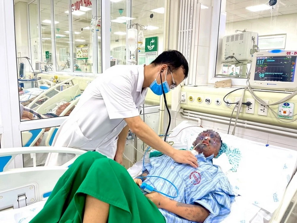 Bệnh nhân được điều trị tích cực tại Bệnh viện Bệnh Nhiệt đới Trung ương. (Ảnh: Báo Sức khỏe & Đời sống)