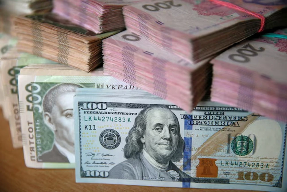 Đồng USD và đồng hryvnia của Ukraine. (Nguồn: Reuters)