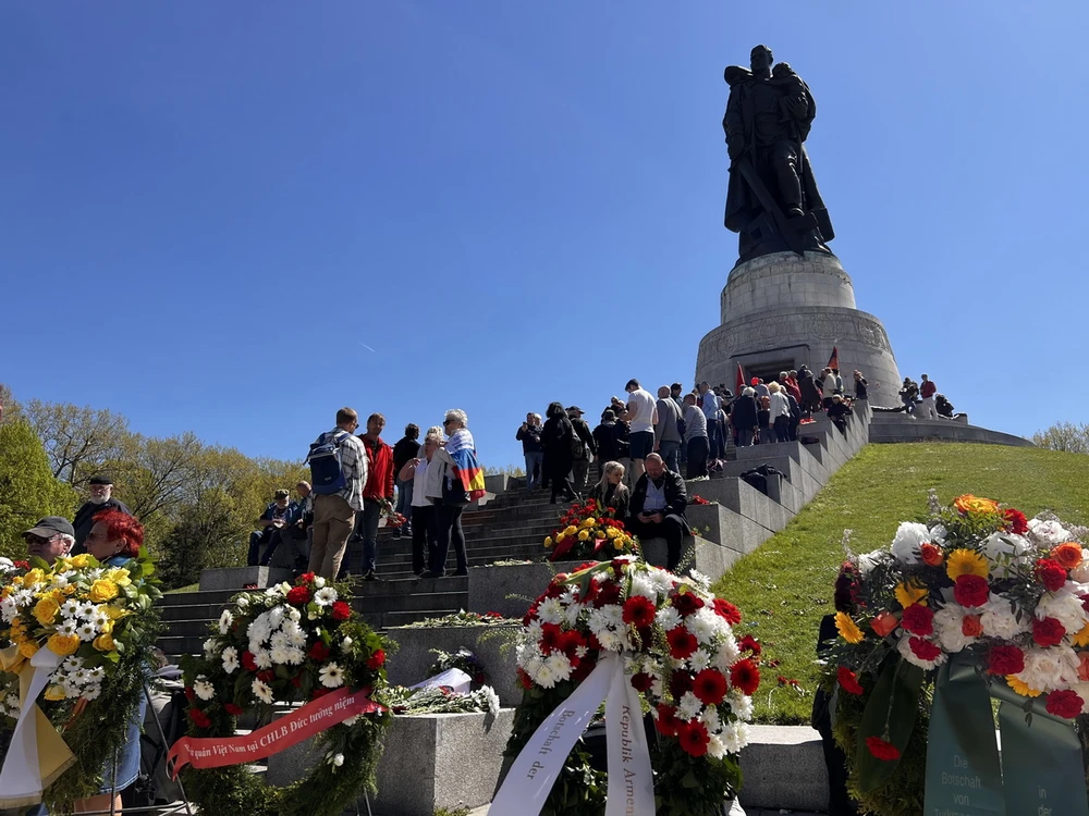 Dòng người xếp hàng lên đặt hoa trên Tượng đài “Người lính giải phóng” tại Đài tưởng niệm lớn nhất ở Berlin trong Công viên Treptower. (Ảnh: Phương Hoa/TTXVN)