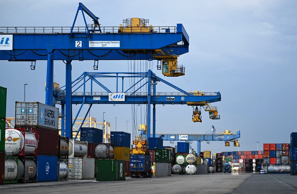 Bốc dỡ container hàng hóa tại cảng ở Duisburg, Đức. (Ảnh: AFP/TTXVN)