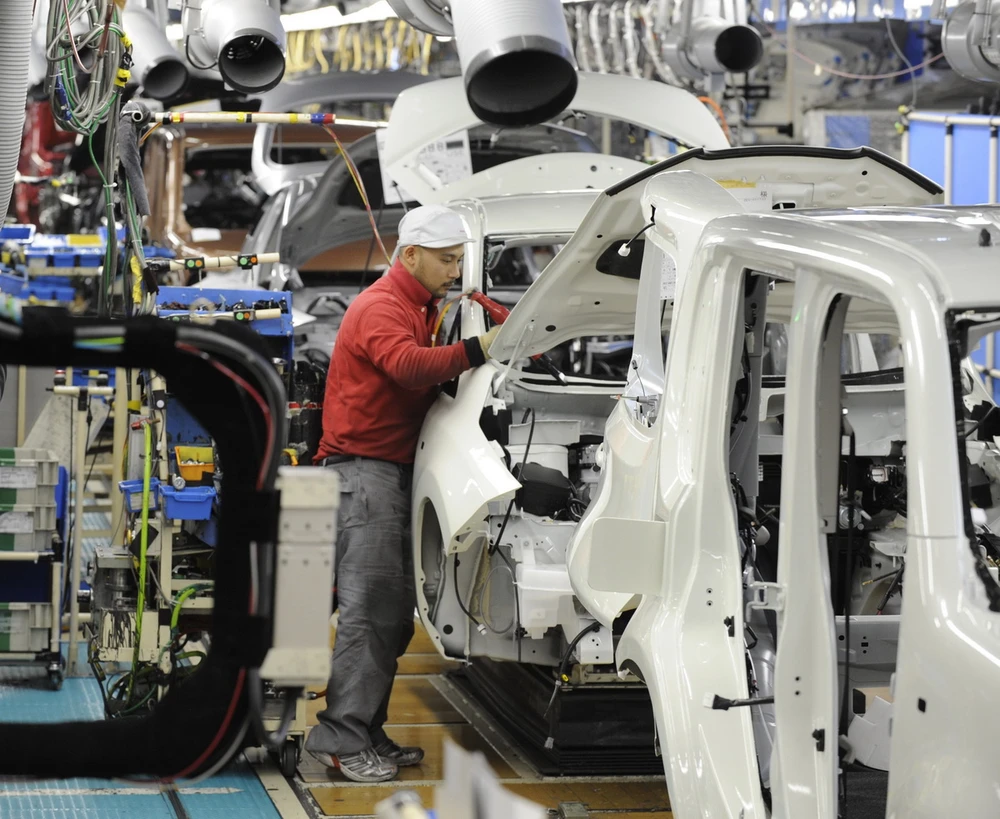Công nhân Tập đoàn Nissan lắp đặt xe điện tại nhà máy Oppama ở Yokohama, tỉnh Kanagawa, Nhật Bản. (Ảnh: AFP/TTXVN)