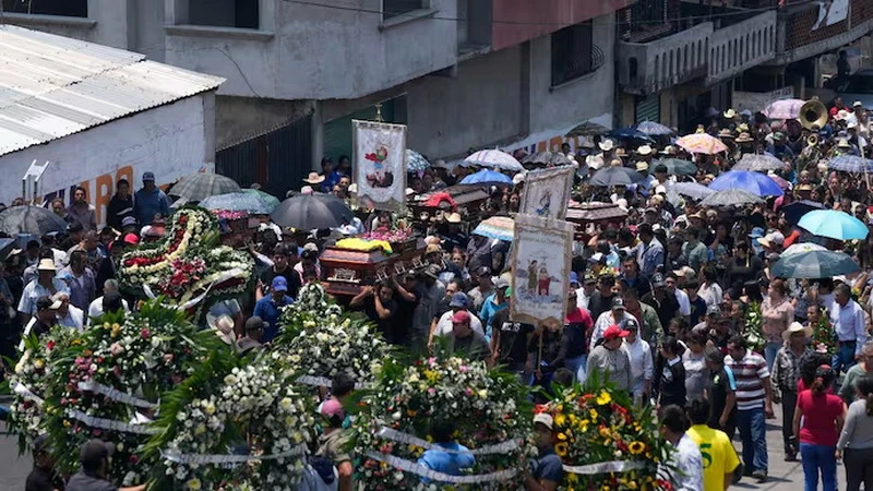 Tang lễ các nạn nhân của vụ xả súng hàng loạt ở thị trấn Chicomuselo của Mexico. (Ảnh: AP)