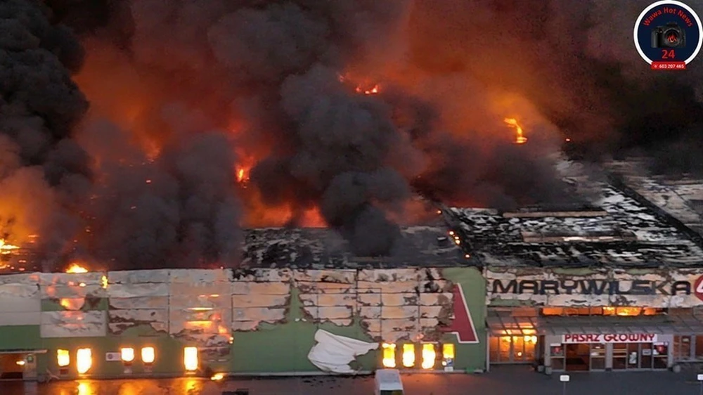Gần như toàn bộ trung tâm thương mại đã bị lửa tàn phá. (Ảnh: TTXVN phát)