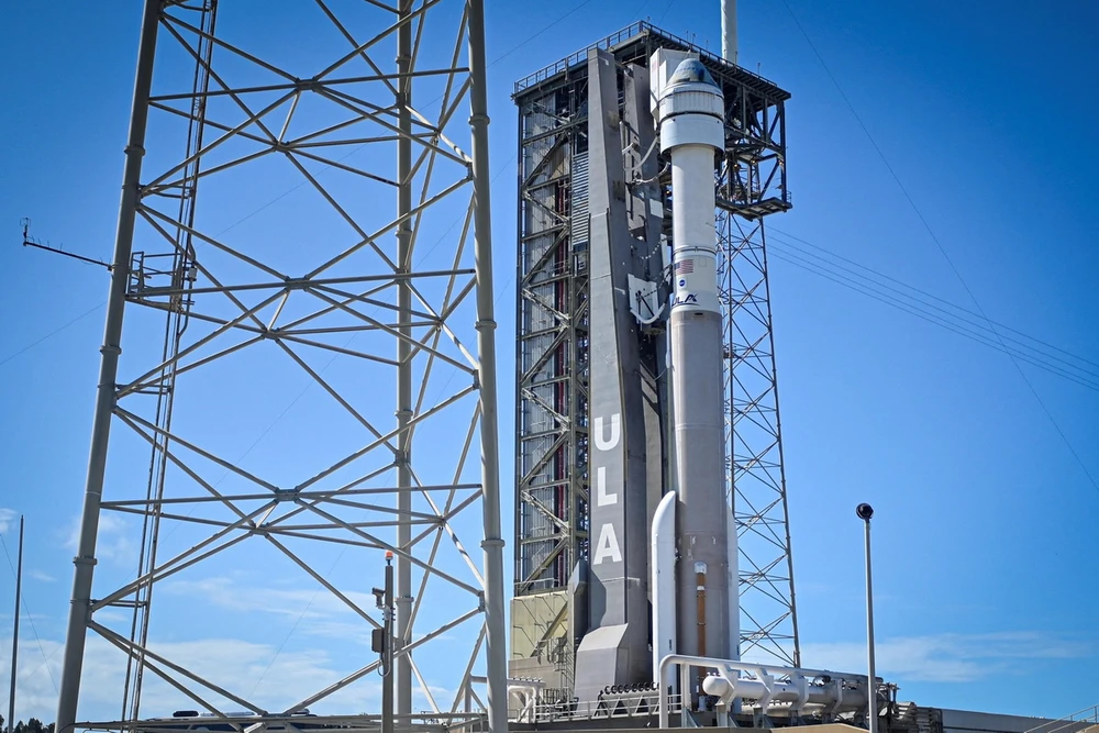 Tên lửa đẩy Atlas V mang theo tàu vũ trụ Starliner được đặt vào bệ phóng ở Trung tâm vũ trụ Kennedy, bang Florida, Mỹ ngày 5/5/2024. (Ảnh: AFP/TTXVN)