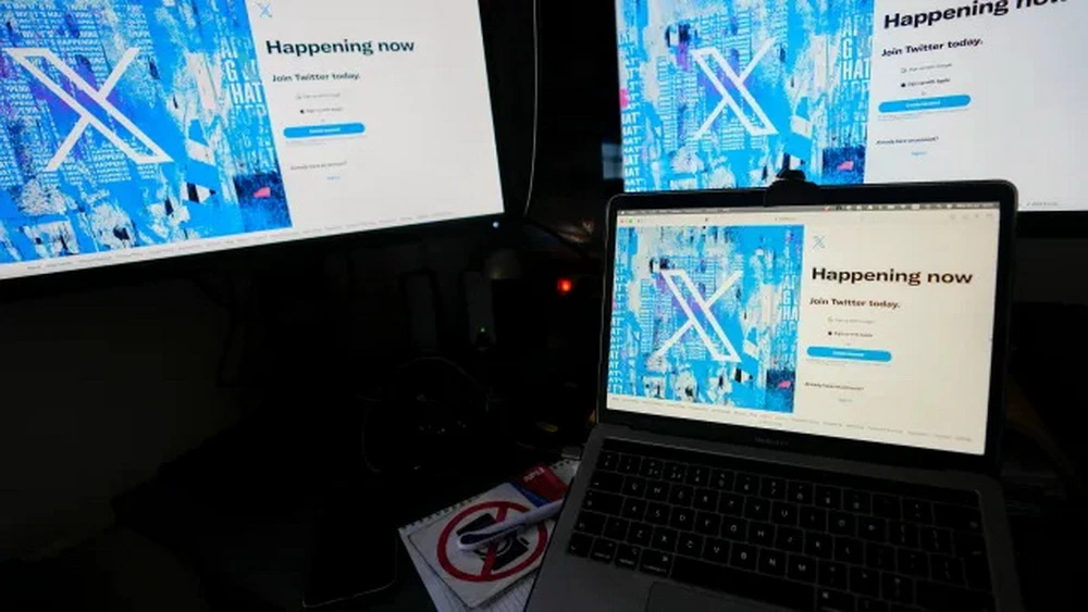 Mạng xã hội X hiển thị trên màn hình máy tính. (Ảnh: AP)