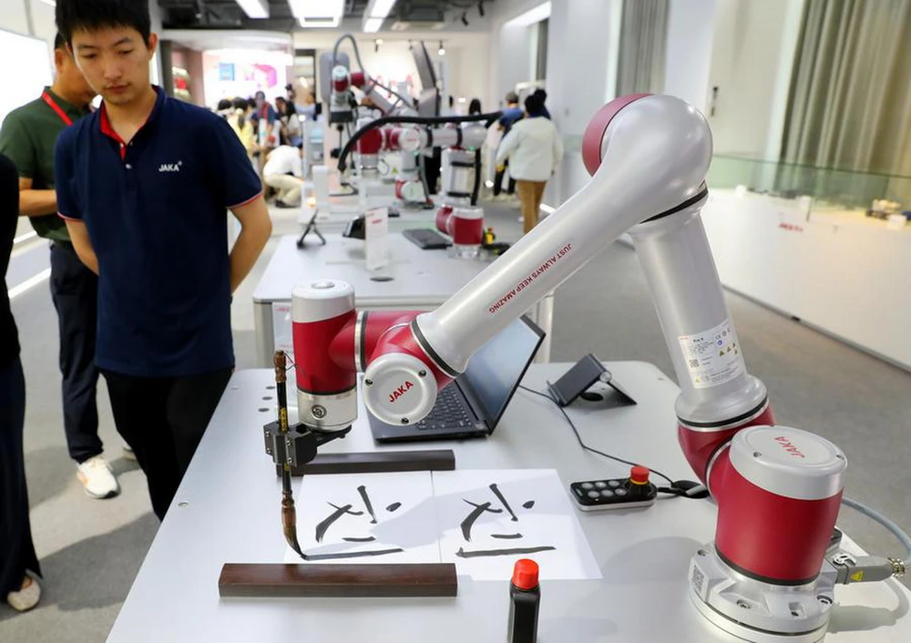 Một robot thể hiện khả năng viết thư pháp Trung Quốc tại phòng triển lãm của JAKA Robotics ở Thượng Hải, ngày 24 tháng 5 năm 2024. (Nguồn: Tân hoa xã)