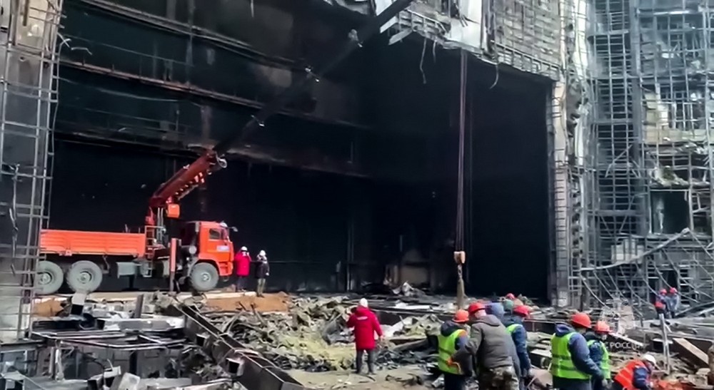 Hiện trường vụ tấn công tại nhà hát Crocus City Hall ở ngoại ô Moskva, Nga, ngày 26/3/2024. (Ảnh: AFP/TTXVN)