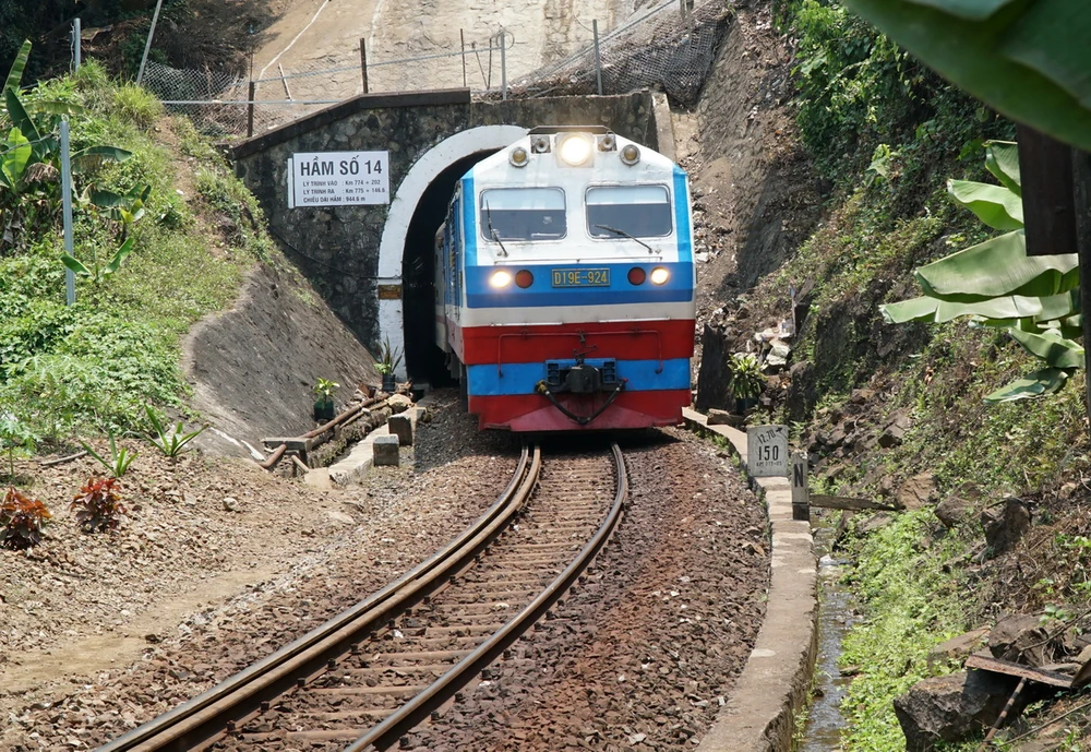Mỗi ngày có hàng chục chuyến tàu đi qua Hầm số 14 khu vực đèo Hải Vân. (Ảnh: Quốc Dũng/TTXVN)