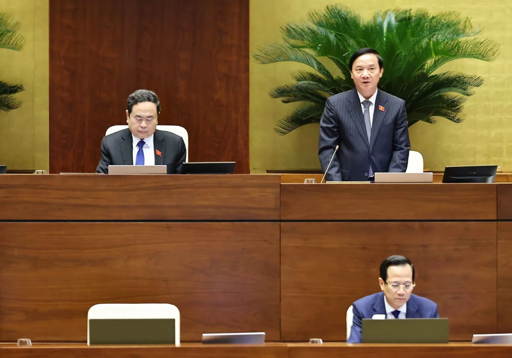 Phó Chủ tịch Quốc hội Nguyễn Khắc Định điều hành phiên họp. (Ảnh: Minh Đức/TTXVN)
