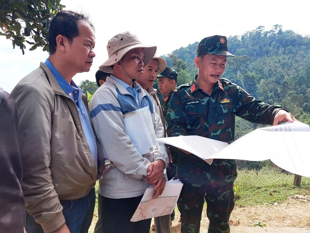 Tổ công tác liên ngành khảo sát thực địa khu vực vướng mắc địa giới hành chính. (Ảnh: Báo Văn hóa)