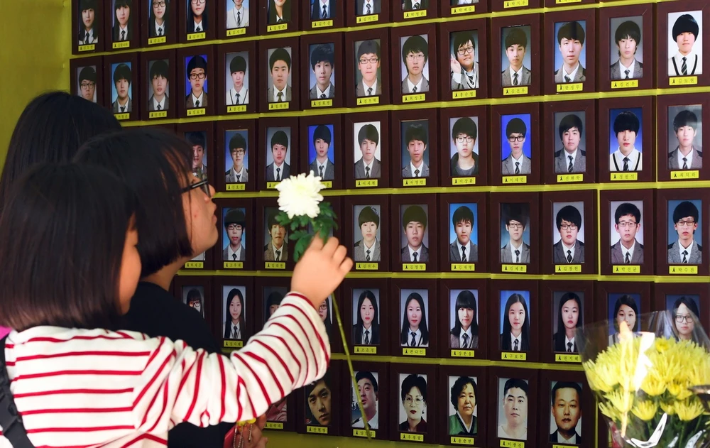 Người dân tưởng niệm các nạn nhân trong vụ chìm phà Sewol, tại Seoul, Hàn Quốc ngày 25/5/2017. (Ảnh: AFP/TTXVN)