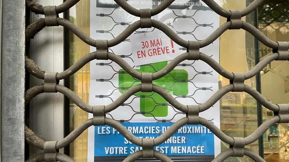 Một cửa hiệu thuốc ở Clichy thông báo đóng cửa vì đình công ngày 30/5. (Nguồn: RFI)