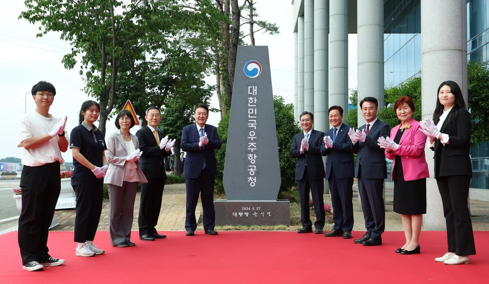 Tổng thống Hàn Quốc Yoon Suk Yeol (thứ 5, trái) dự lễ khai trương Cục hàng không vũ trụ Hàn Quốc (KASA), ở Sacheon, ngày 30/5/2024. (Ảnh: Yonhap/TTXVN)