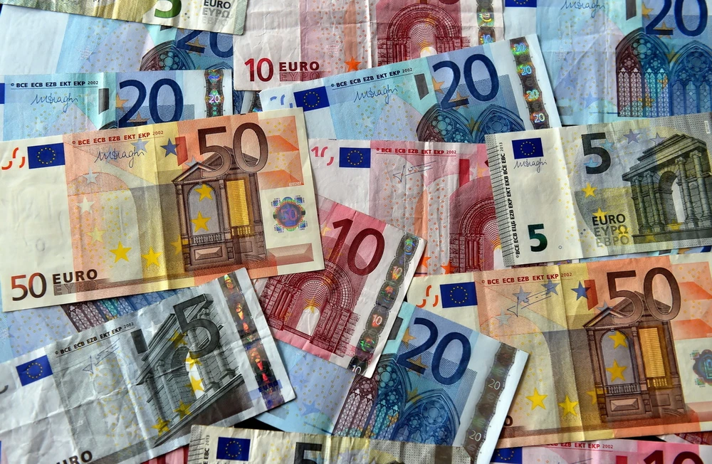 Đồng tiền giấy euro các mệnh giá. (Ảnh: AFP/TTXVN)