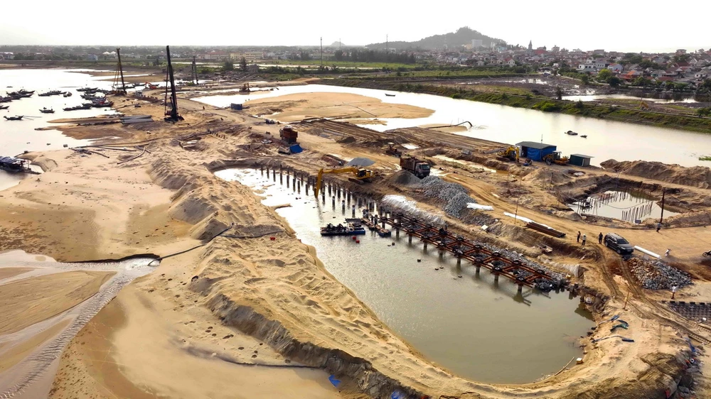 Cầu cảng tiếp nhận tàu cá công suất 150-400 CV thuộc dự án xây dựng cảng cá Cửa Nhượng, xã Cẩm Nhượng, huyện Cẩm Xuyên, Hà Tĩnh đang được thi công. (Ảnh: Vũ Sinh/TTXVN)