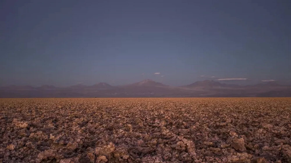 Bãi muối trên sa mạc Atacama tại nhà máy lithium Sociedad Química y Minera de Chile. (Nguồn: NRDC)