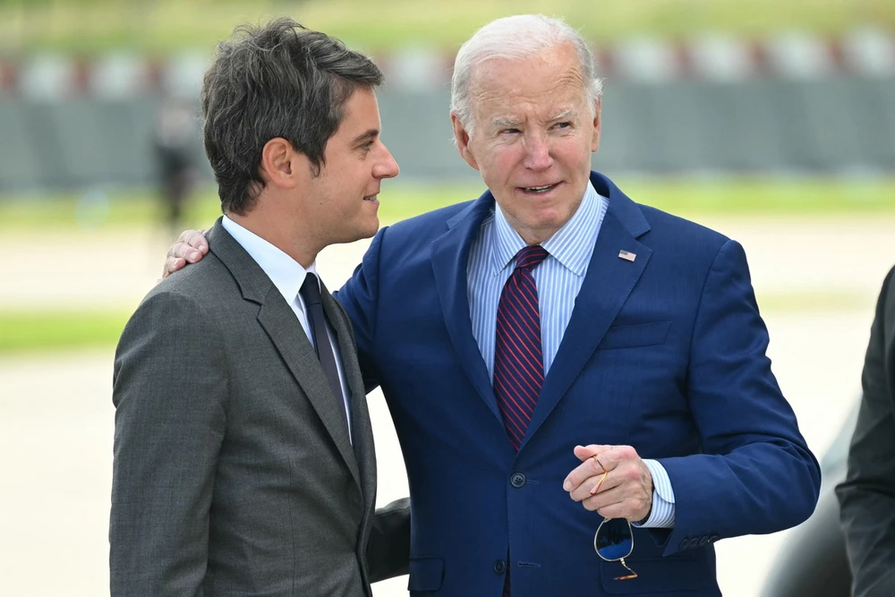 Thủ tướng Pháp Gabriel Attal (trái) đón Tổng thống Mỹ Joe Biden tại sân bay Orly ở Paris, Pháp, ngày 5/6/2024. (Ảnh: AFP/TTXVN)