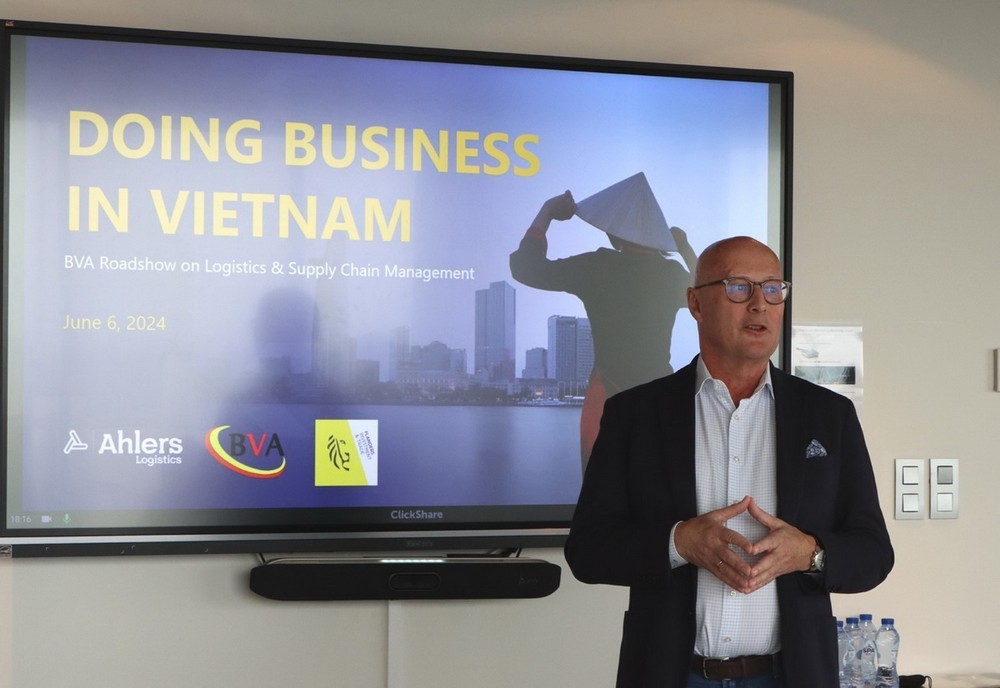 Ông Roger Chantillon, CEO Công ty Ahlers Logistics, giới thiệu về cơ hội kinh doanh tại Việt Nam. (Ảnh: Hương Giang/TTXVN)