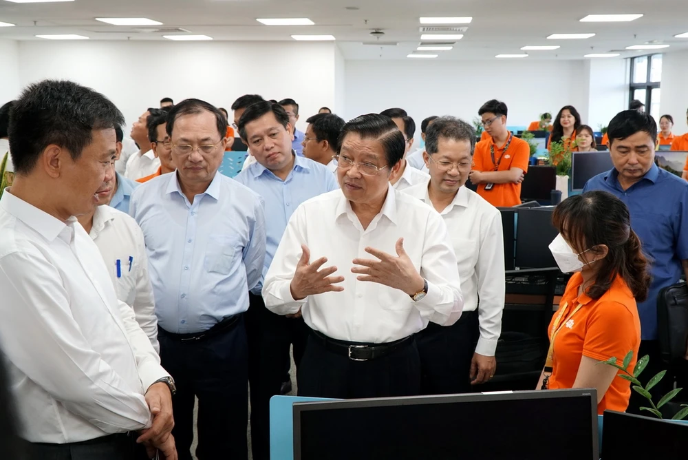 Ông Phan Đình Trạc cùng đoàn công tác thăm văn phòng làm việc của Công ty TNHH phần mềm FPT Miền Trung. (Ảnh: Quốc Dũng/TTXVN)