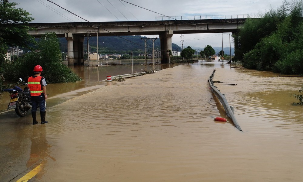 Ngập lụt do mưa lớn tại thị trấn Nam Bình, tỉnh Phúc Kiến, Trung Quốc ngày 16/6/2024. (Ảnh: THX/TTXVN)