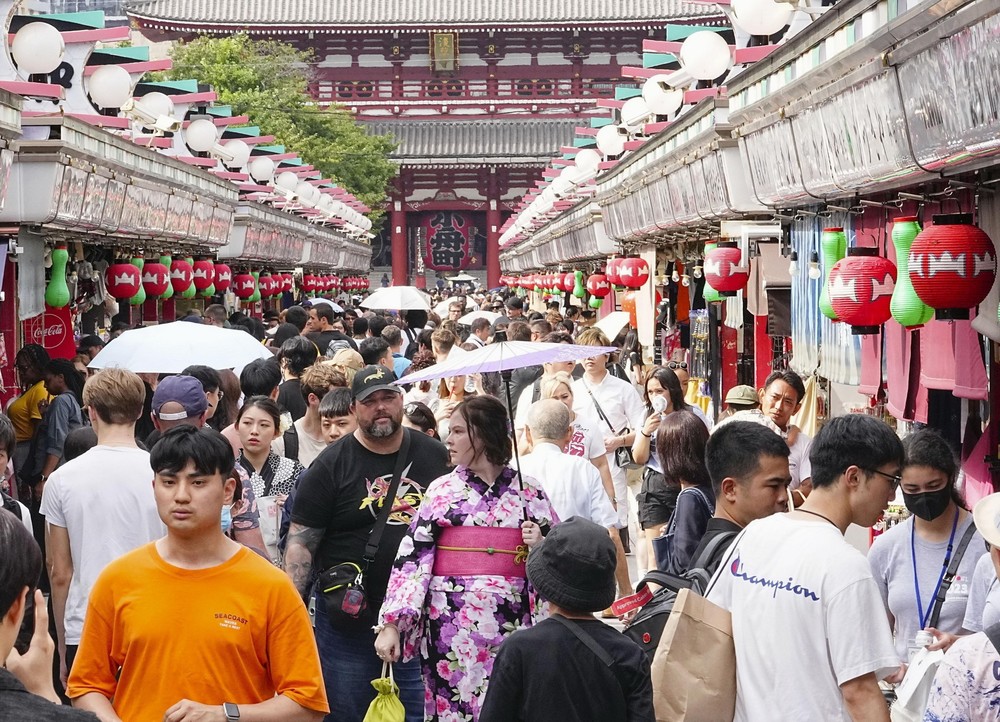 Khách du lịch tham quan phố mua sắm ở quận Asakusa ở Tokyo, Nhật Bản. (Ảnh: Kyodo/TTXVN)