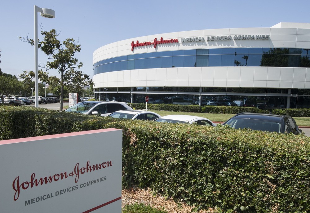 Trụ sở hãng dược phẩm của Mỹ Johnson & Johnson tại California, Mỹ. (Ảnh: AFP/TTXVN)