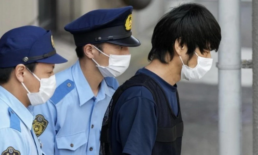Nghi phạm Tetsuya Yamagami được chuyển từ đồn cảnh sát ở thành phố Nara tới một trại giam ở thành phố Osaka (Nhật Bản) để làm kiểm tra về sức khỏe tâm thần, ngày 25/7/2022. (Ảnh: colorsofindia.media/TTXVN)