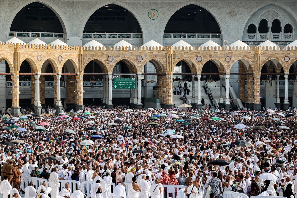 Các tín đồ Hồi giáo cầu nguyện tại Đền thờ lớn ở Thánh địa Mecca, Saudi Arabia, trong lễ hành hương Hajj ngày 4/6/2024. (Ảnh: AFP/TTXVN)