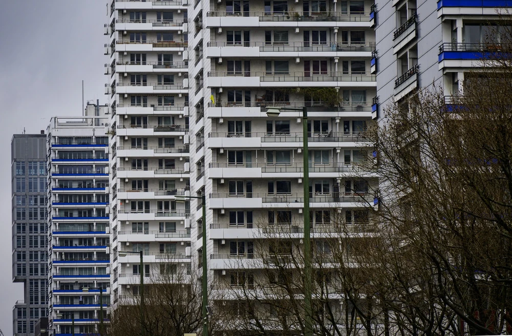 Các tòa nhà chung cư tại Berlin, Đức, ngày 14/4/2023. (Ảnh: AFP/TTXVN)