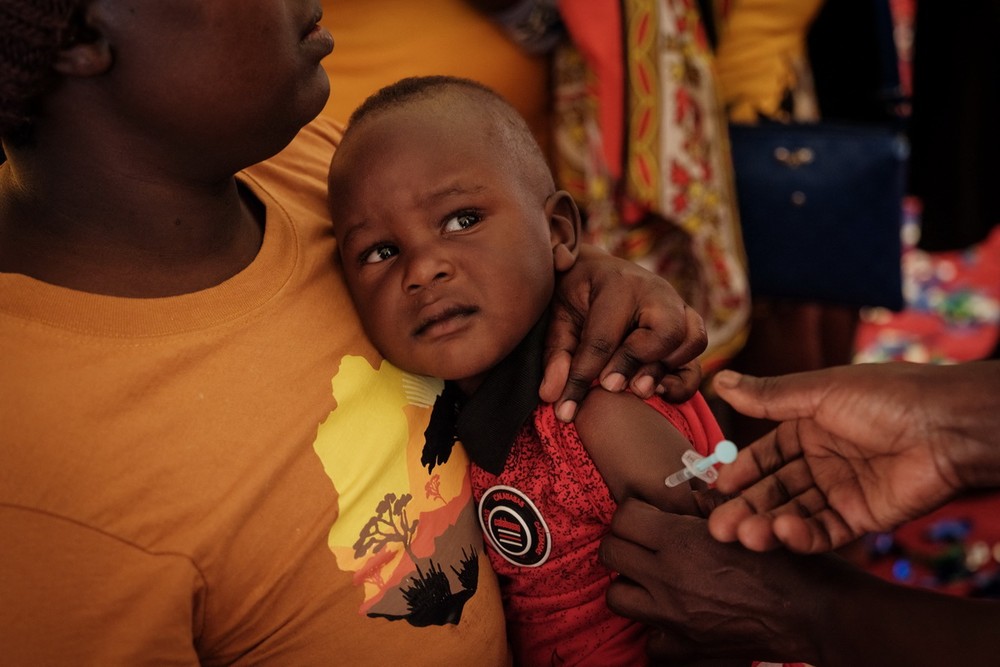 Nhân viên y tế tiêm vaccine ngừa bệnh sốt rét cho trẻ em tại Gisambai, Kenya. (Ảnh: AFP/TTXVN)