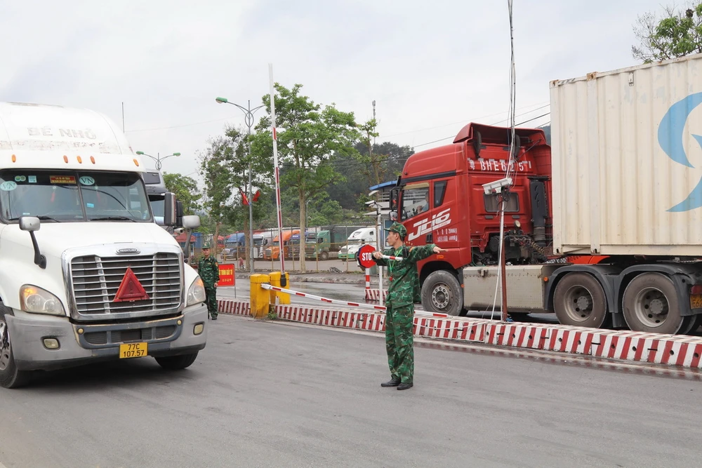 Lực lượng Bộ đội biên phòng cửa khẩu quốc tế Hữu Nghị thực hiện điều tiết phương tiện xuất nhập khẩu. (Ảnh: Quang Duy/TTXVN)
