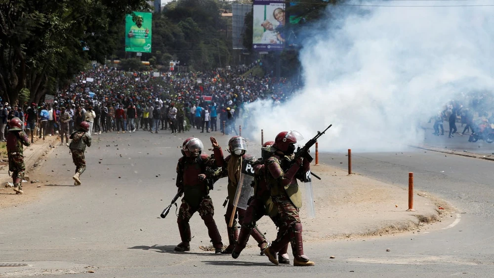 Cảnh sát đụng độ với người biểu tình phản đối Dự luật Tài chính 2024 ở Nairobi, ngày 25/6. (Nguồn: Reuters)