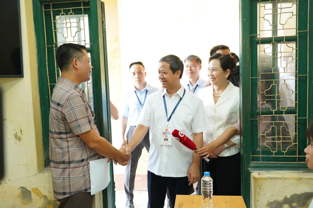 Bộ trưởng Nguyễn Kim Sơn kiểm tra tại hội đồng thi trường THPT B Duy Tiên. (Ảnh: Đại Nghĩa/TTXVN)