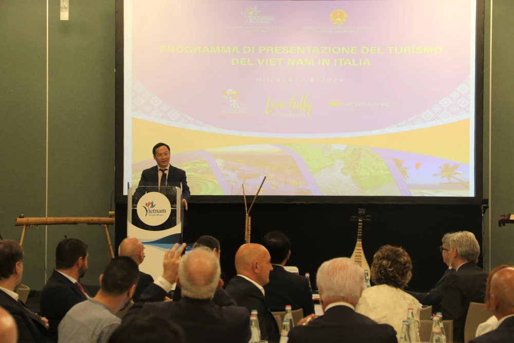 Đại sứ Việt Nam tại Italy Dương Hải Hưng phát biểu tại chương trình giới thiệu du lịch Việt Nam. (Ảnh: Trường Dụy/TTXVN)