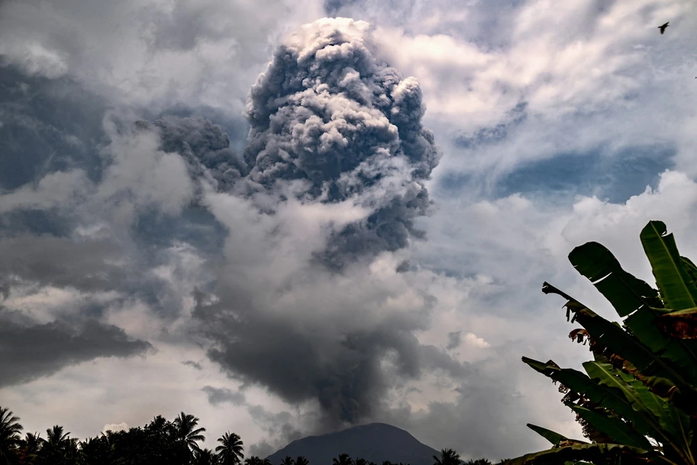 Núi lửa Ibu trên đảo Halmahera, miền Đông Indonesia phun trào ngày 21/5/2024. (Ảnh: AFP/TTXVN)