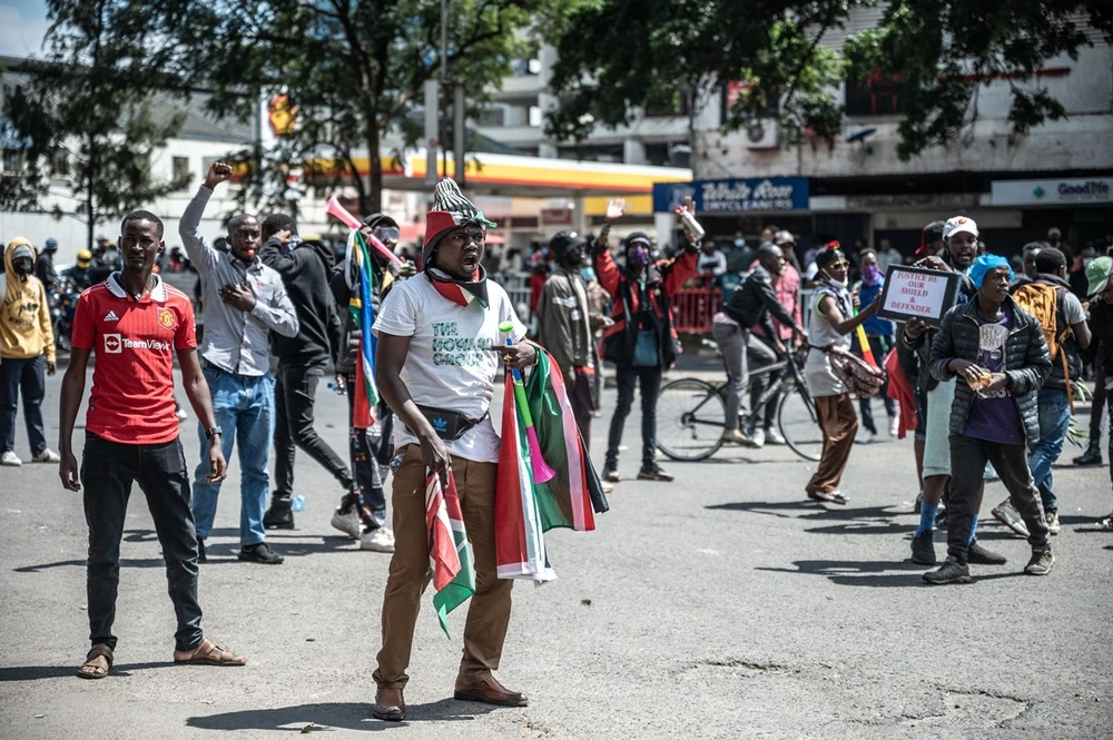 Người biểu tình phản đối dự luật tăng thuế gây bạo động tại Nairobi, Kenya, ngày 25/6/2024. (Ảnh: THX/TTXVN)