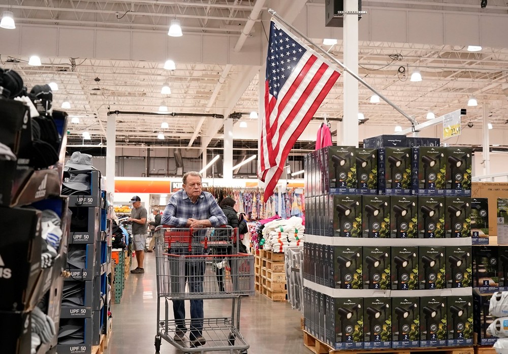 Người dân mua sắm tại siêu thị ở California, Mỹ, ngày 15/5/2024. (Ảnh: THX/TTXVN)