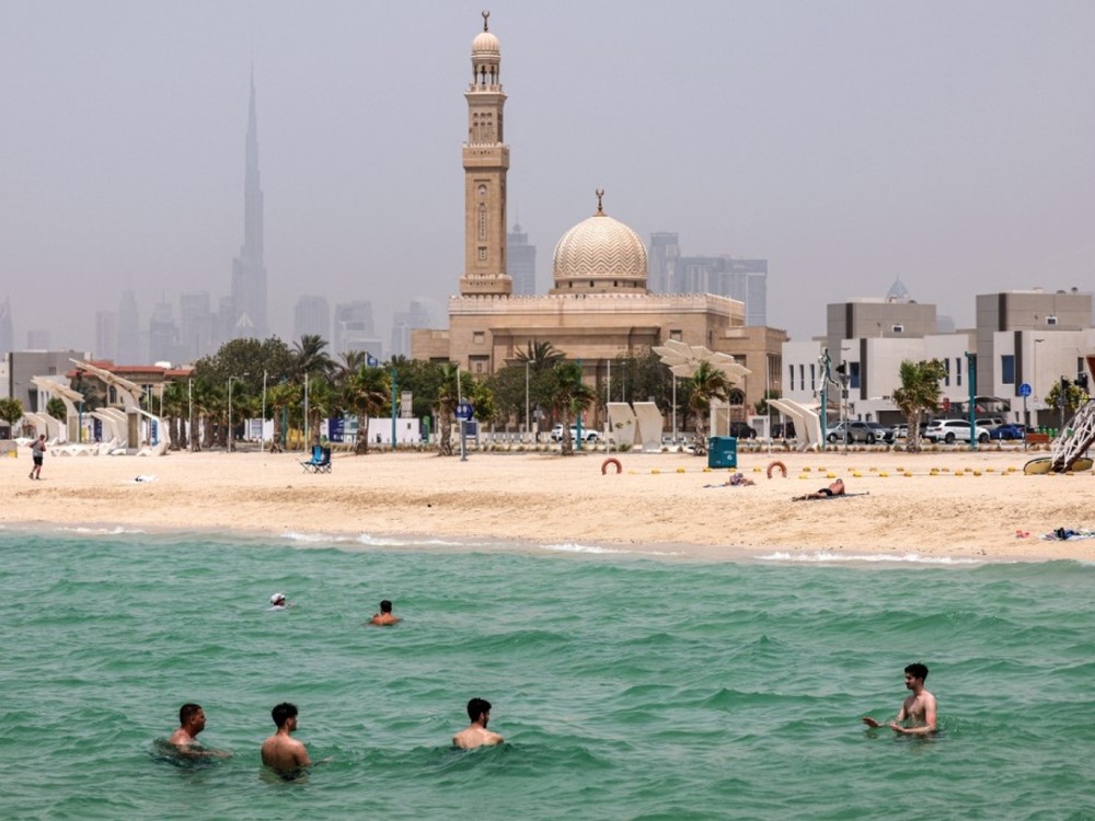 Khu vực sa mạc UAE, vốn đã là một trong những nơi nóng nhất thế giới, đang phải đối mặt với các mối đe dọa ngày càng tăng từ nhiệt độ cao do biến đổi khí hậu. (Ảnh: AFP)