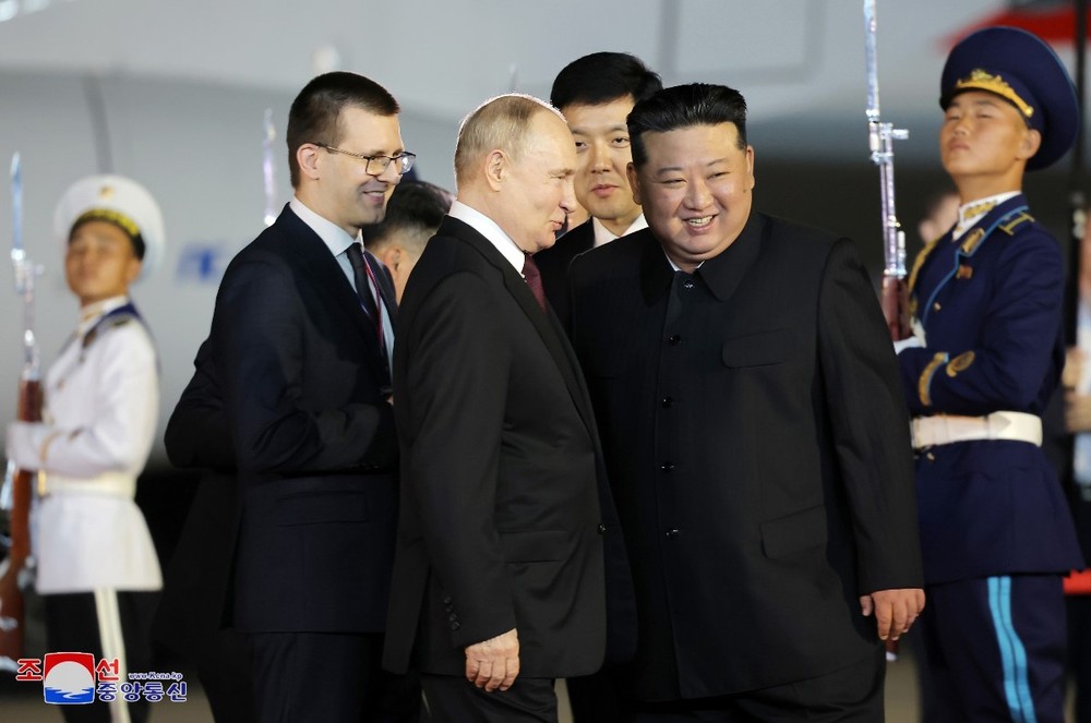 Nhà lãnh đạo Triều Tiên Kim Jong-un (thứ 2, phải) và Tổng thống Nga Vladimir Putin tại lễ đón ở Bình Nhưỡng ngày 19/6/2024. (Ảnh: Yonhap/TTXVN)
