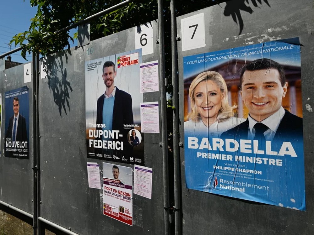 Ápphích của các ứng cử viên địa phương cho vòng đầu tiên của cuộc bầu cử lập pháp Pháp năm 2024 tại tòa thị chính địa phương ở Port-en-Bessin-Huppain, Normandy, Pháp. (Ảnh: Reuters)