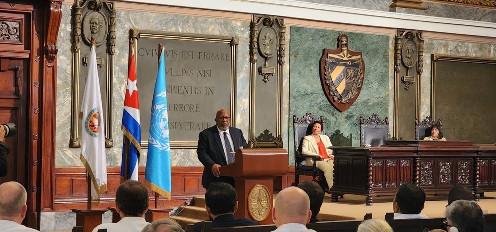 Chủ tịch ĐHĐ LHQ Dennis Francis phát biểu tại hội nghị “Cuba và chủ nghĩa đa phương: Cơ hội và thách thức” diễn ra tại Aula Magna của Đại học La Habana. (Ảnh: Mai Phương/TTXVN)