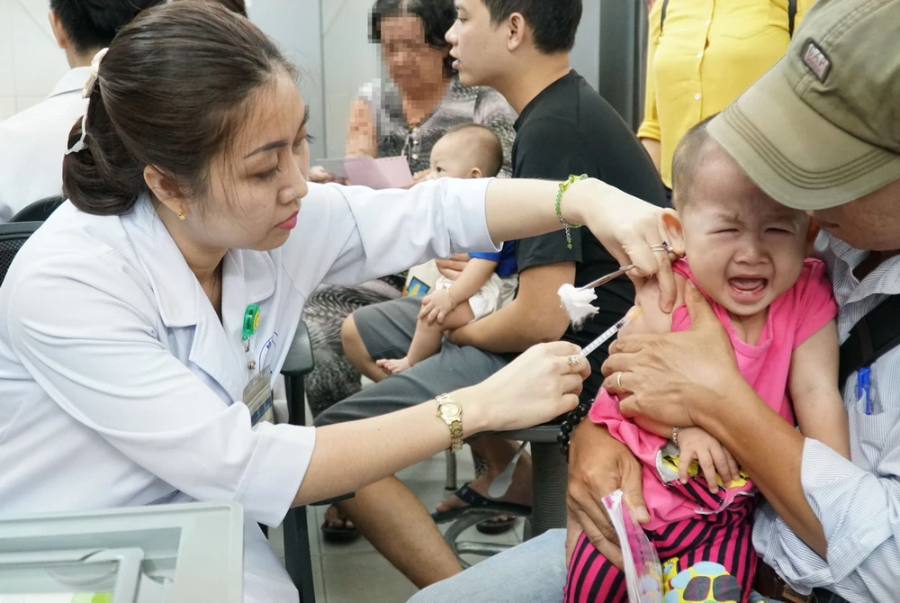 Tiêm vaccine cho trẻ tại Viện Pasteur Thành phố Hồ Chí Minh. (Ảnh: Phương Vy/TTXVN)