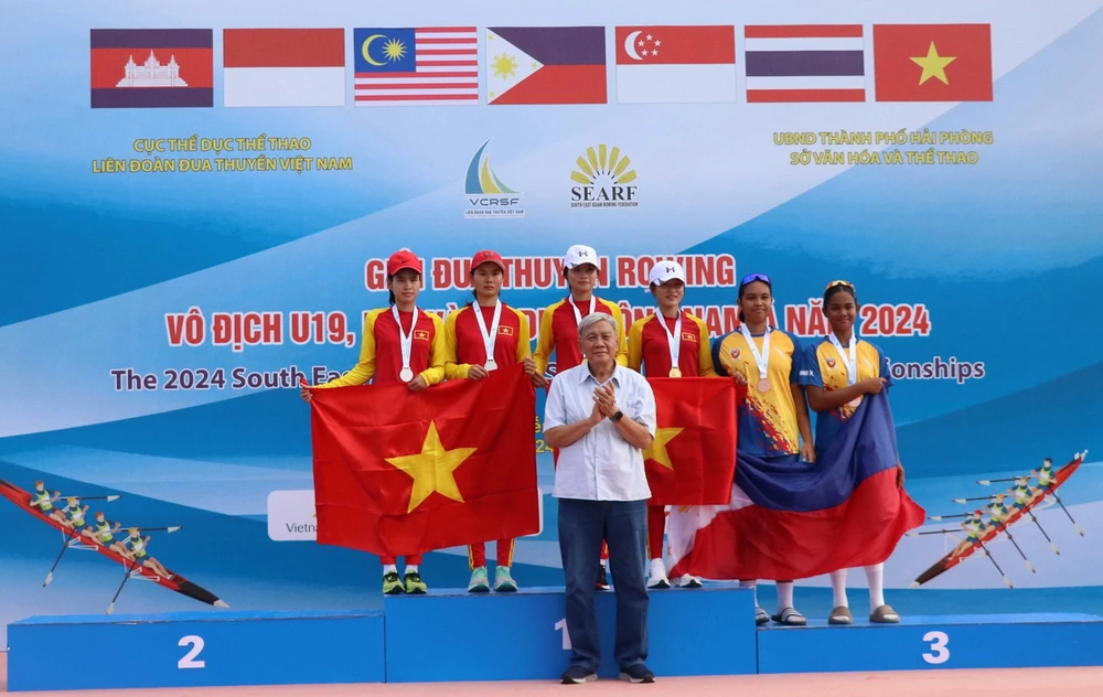 Ban Tổ chức trao huy chương cho các đội tham gia Giải Đua thuyền Rowing Vô địch U19, U23 và Vô địch Đông Nam Á năm 2024. (Ảnh: Hoàng Ngọc/TTXVN)